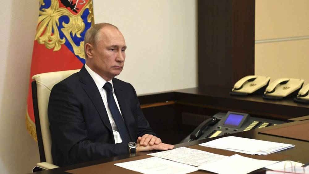 Путин поручил поддержать россиян, лишившихся банковских вкладов