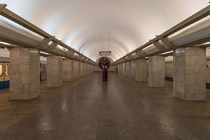 Поезда начали без остановки проезжать станцию метро в центре Москвы