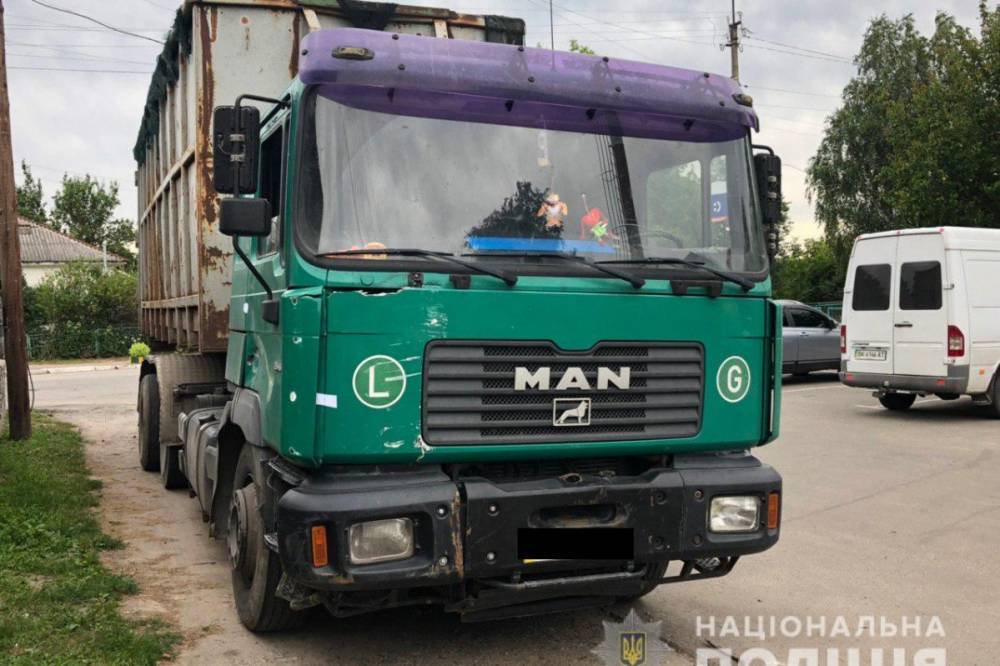 "Не довез": Водитель грузовика сбросил возле села на Ровенщине более 14 т львовского мусора