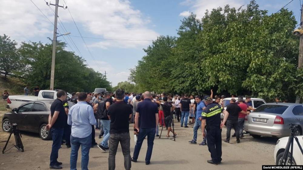 Жители закрытого на карантин села Караджалари провели протестную акцию