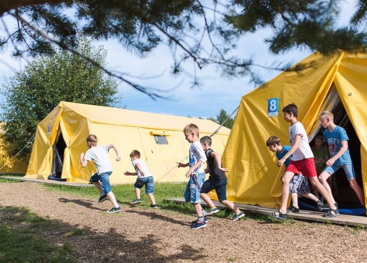 Роспотребнадзор временно запретил детям уезжать на отдых в лагеря других регионов