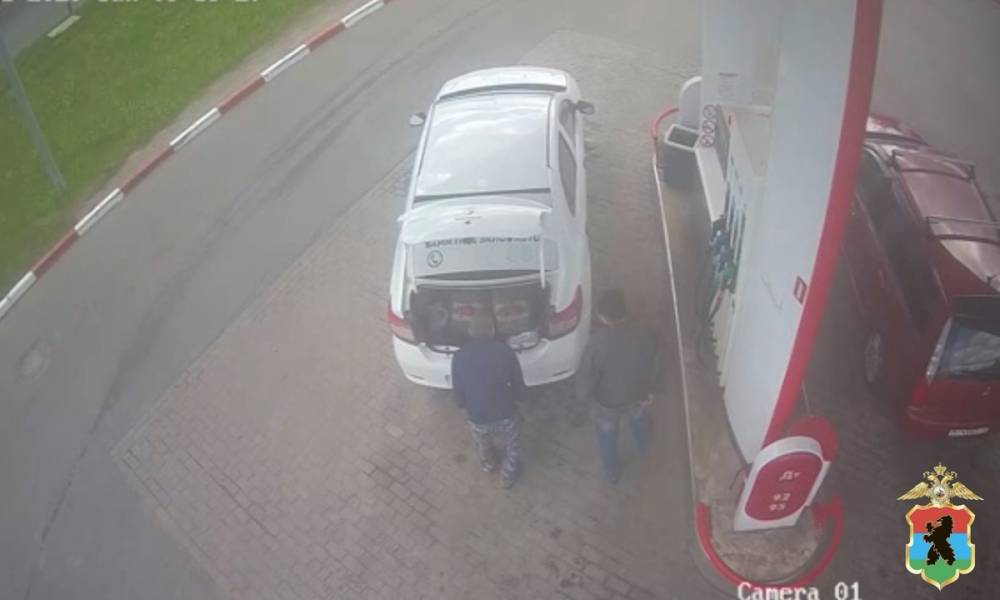 В Петрозаводске мужчина похитил 100 литров бензина на заправке с помощью таксиста