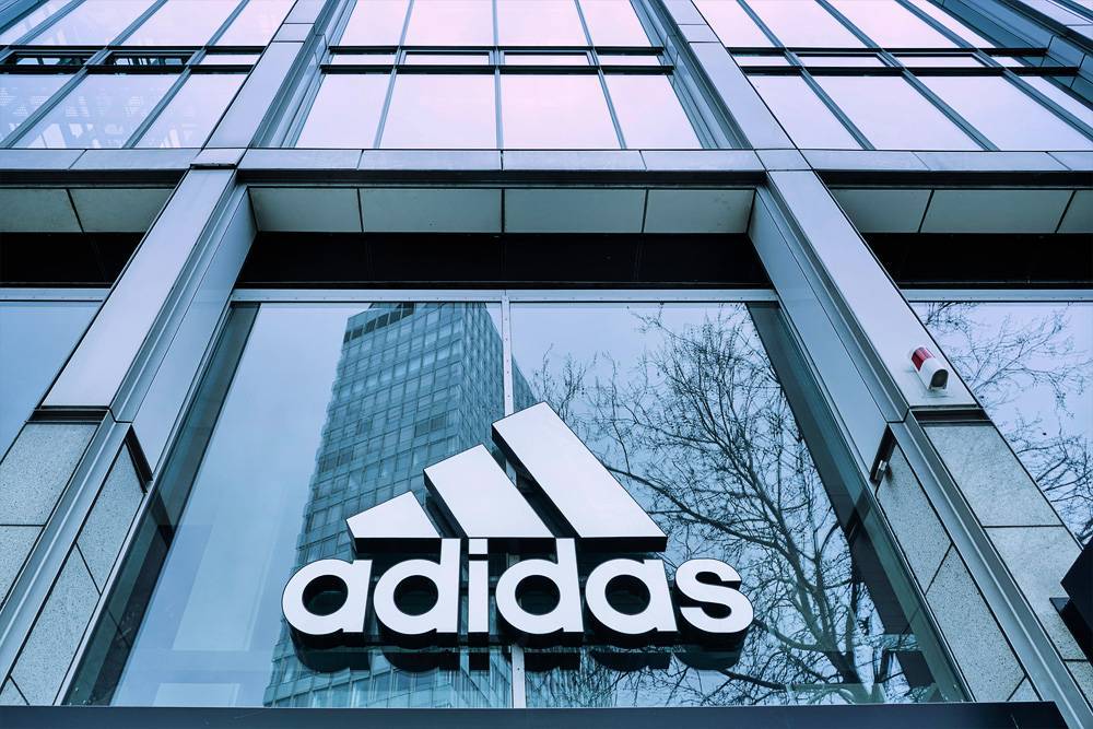 Глава HR-службы Adidas уволилась из-за конфликта с темнокожими сотрудниками