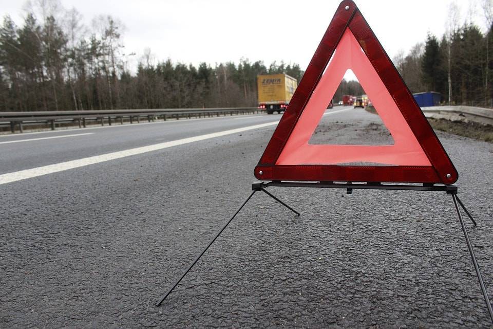 В Свердловской области из-за столкновения грузовика и двух машин образовалась пробка на Тюменском тракте