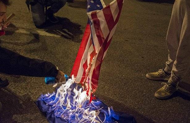 Демонстранты после речи Трампа сожгли у Белого дома флаг США