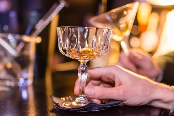 Десятки баров и кафе Петербурга могут закрыться после запрета «наливаек»
