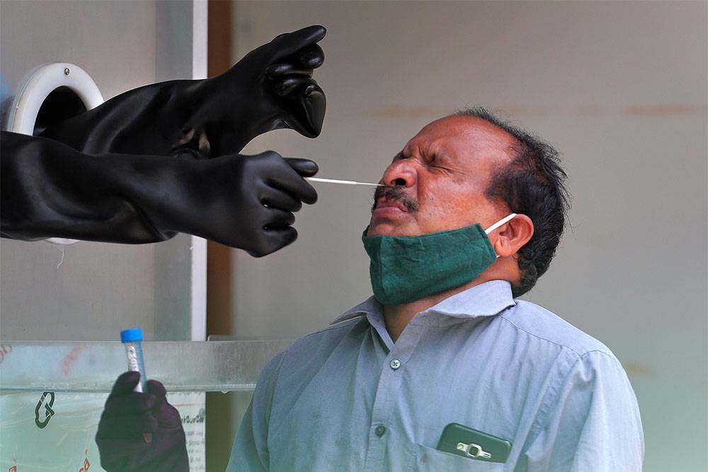 Индия вышла на третье место по числу заразившихся коронавирусом
