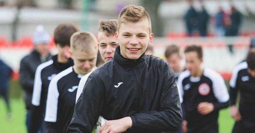 В России в 16-летнего футболиста попала молния на тренировке: появилось видео