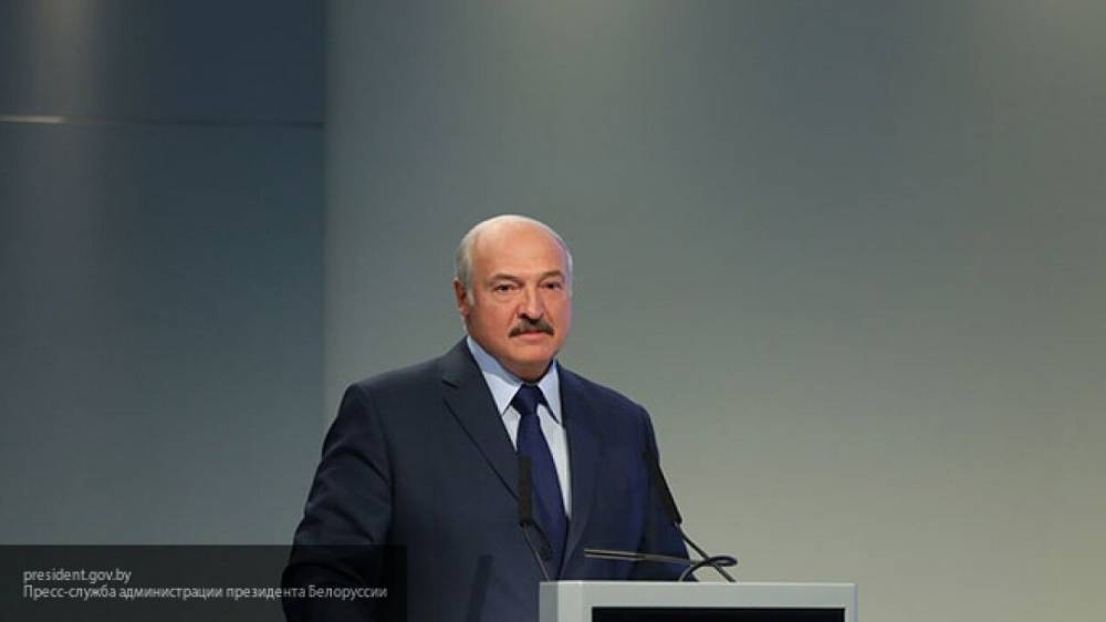 Лукашенко попал на видео, придя на интервью без обуви