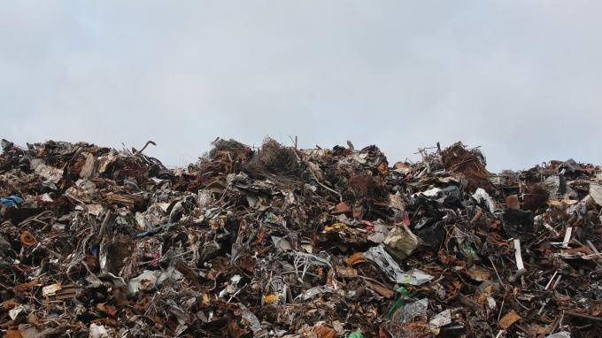 Смольный не поддержал идею губернатора Ленобласти о создании единого мусорного оператора