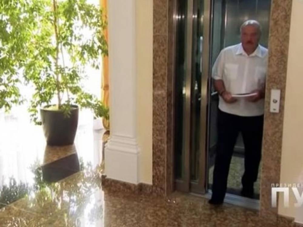 «Уважаю труд уборщиц»: Лукашенко пришел на интервью босым