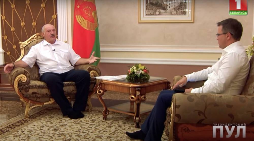 «Уважаю уборщиц»: Лукашенко пришёл на интервью без обуви