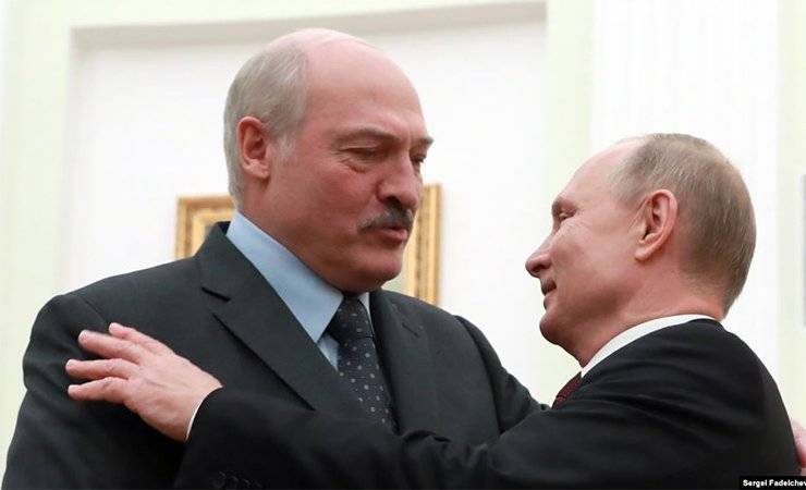 Лукашенко и Путин обнялись и пожали руки. Что показали на российском телевидении, но вырезали на белорусском
