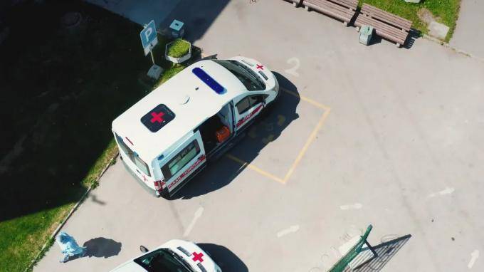 В Сосновом Бору 10-летний мальчик попал в больницу после падения с гаража