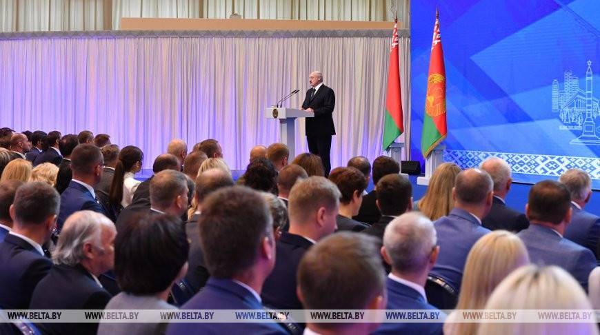 Лукашенко: "цифру" надо быстрее внедрять в экономике и социальной сфере