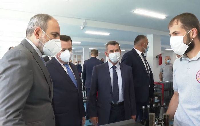Пашинян побывал на заводе по производству автоматов Калашникова в Ереване