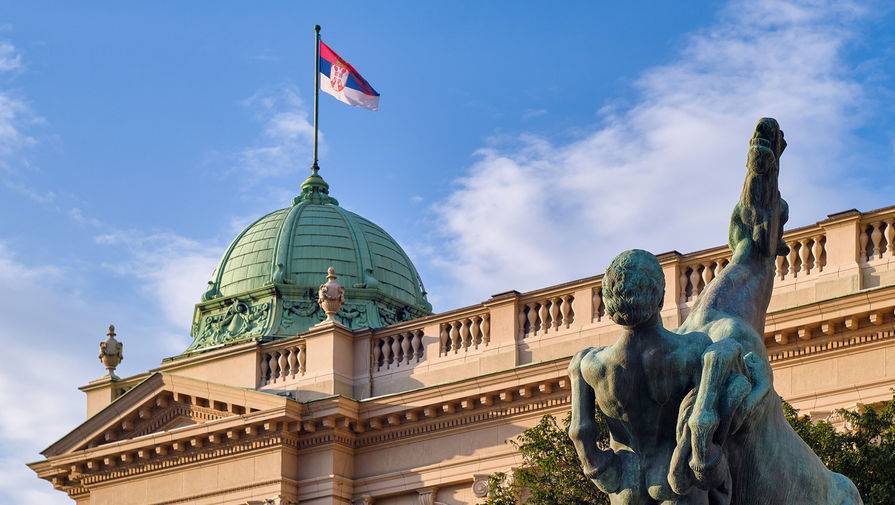Протестующие из-за мер по коронавирусу в Белграде прорвались в парламент