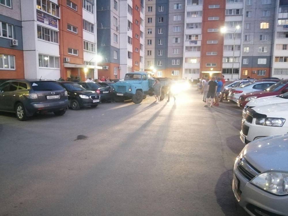 В Челябинске пьяный водитель грузовика сбил женщину во дворе дома