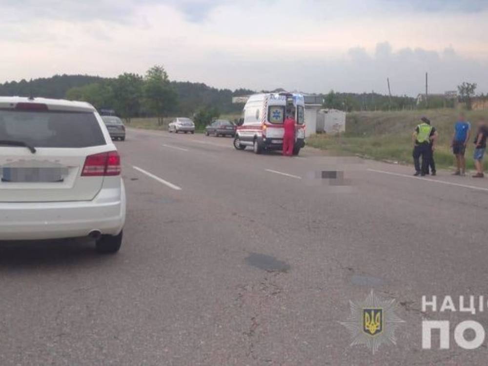 На трассе Киев-Одесса водитель элитной иномарки на «зебре» сбил 10-летнюю девочку