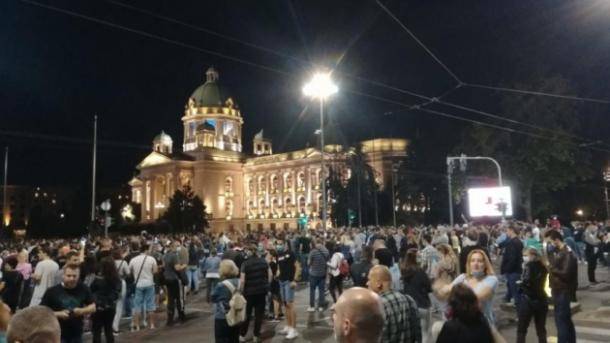 В Белграде протестующие штурмовали парламент из-за возобновления карантина
