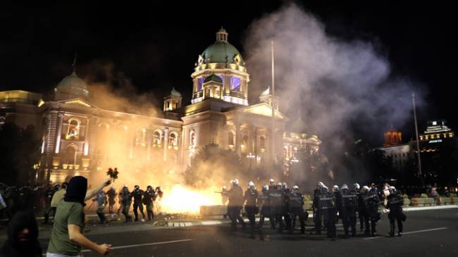 В ходе массовых беспорядков в Белграде пострадало 43 сотрудника полиции