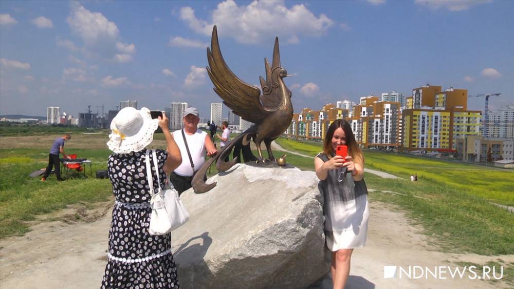 В Академическом появился новый символ района – бронзовая скульптура «Птица счастья» (ВИДЕО)