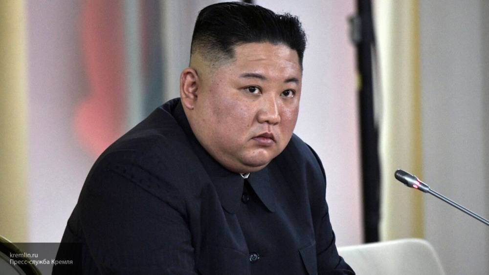 Ким Чен Ын почтил память деда и основателя КНДР Ким Ир Сена в Пхеньяне
