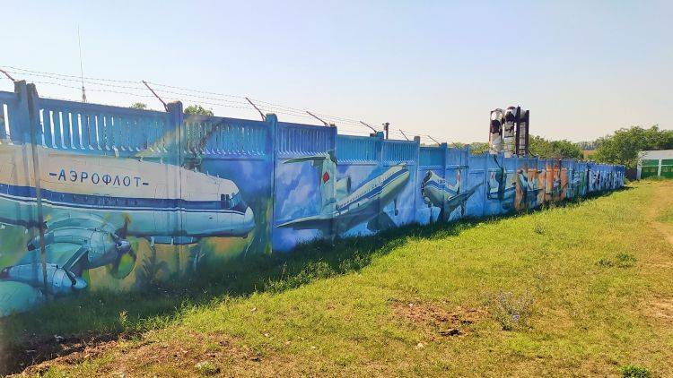 Две недели и 80 литров краски: граффити в симферопольском аэропорту