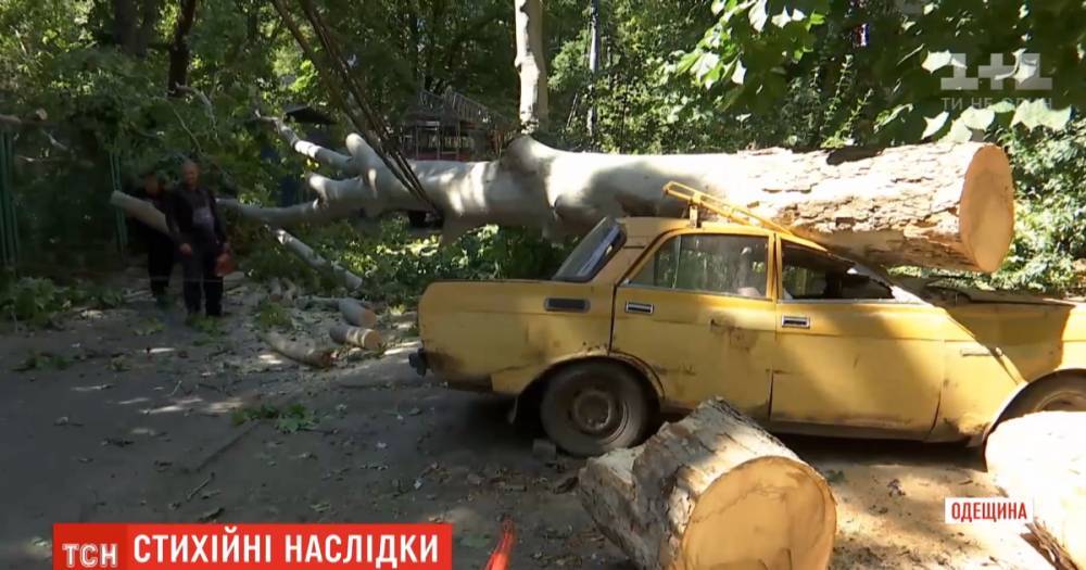 Травмированные люди, затопленные дороги и сорванные крыши - последствия стихии в Одесской области