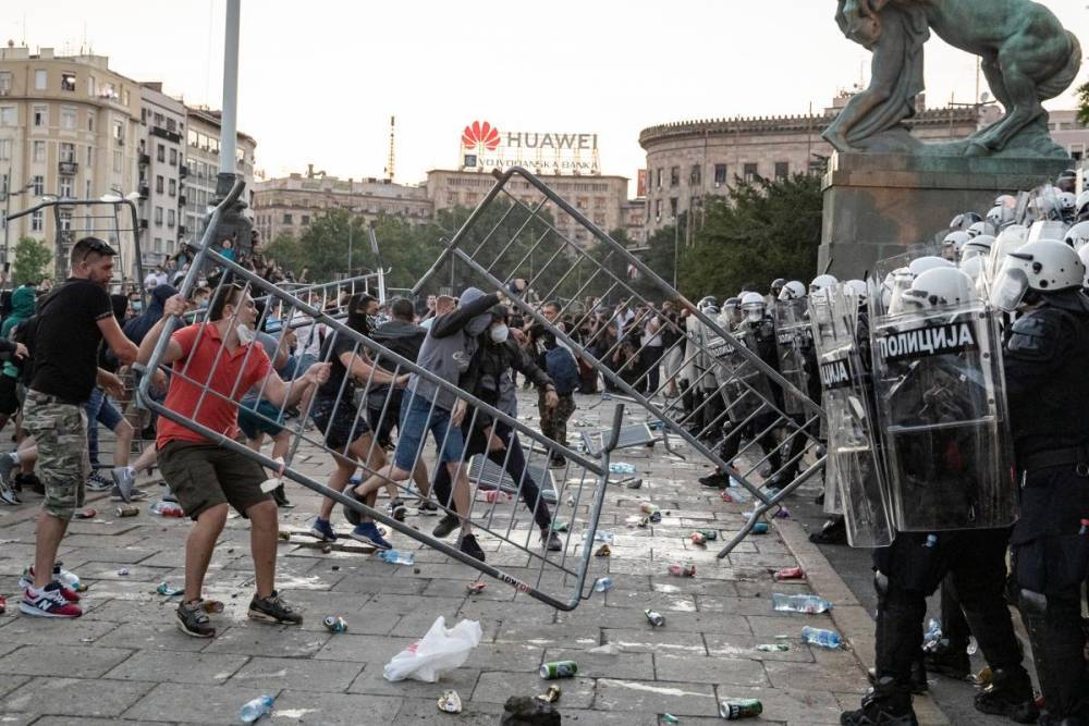 Власти Сербии считают протесты попыткой госпереворота