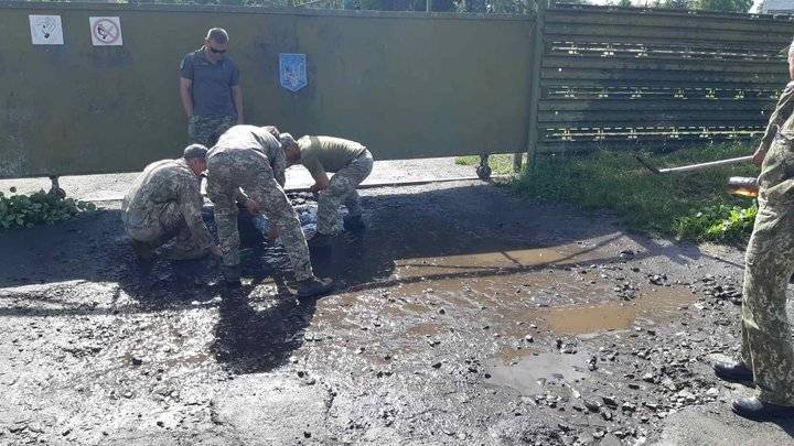 Перед визитом Зеленского в Луцк военные бутылками выгребали воду из луж, — СМИ