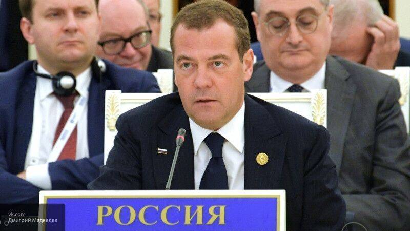 Медведев рассказал о добрых товарищеских отношениях с Путиным