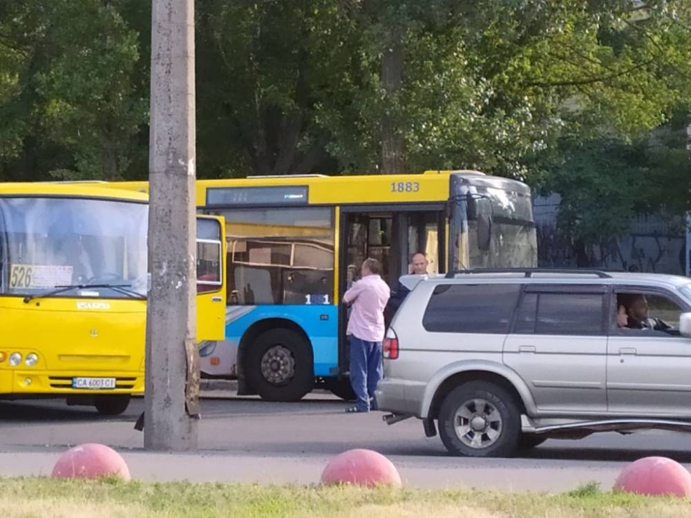 В Соцгородке в Киеве столкнулись маршрутка и автобус