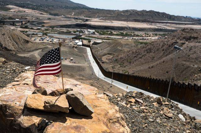 В США суд разрешил продолжить строительство стены на границе с Мексикой