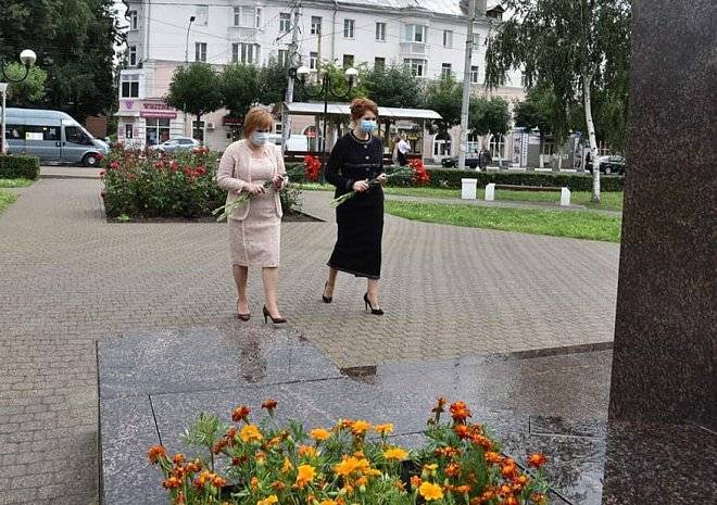Сорокина возложила цветы к памятнику Надежды Чумаковой