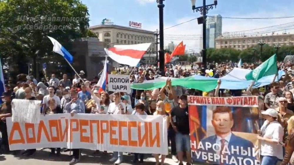 На шествиях в Хабаровске оскорбляют Путина и поднимают флаги белорусских националистов