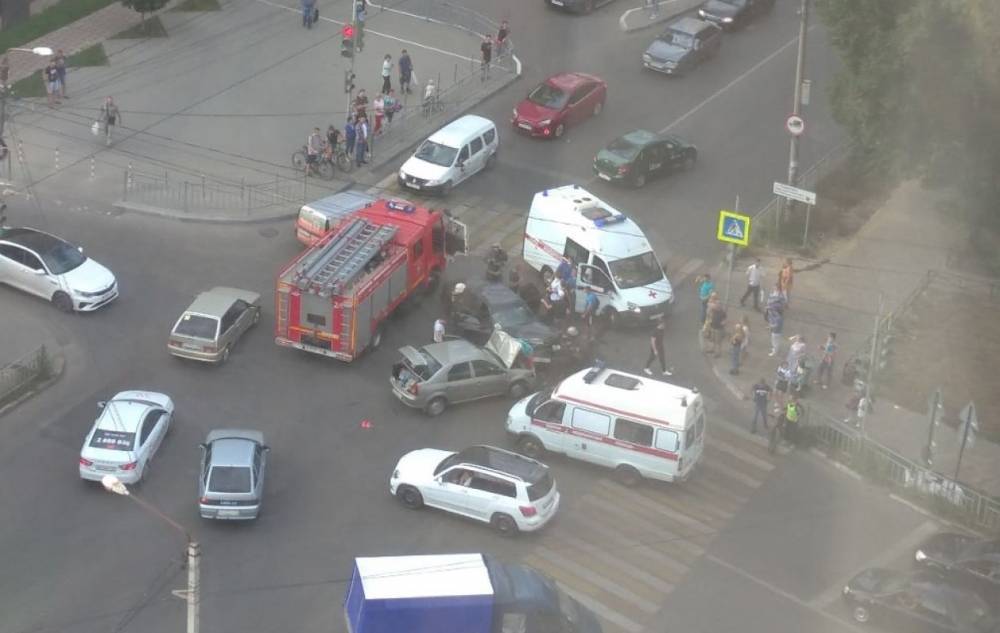В Воронеже в ДТП на перекрёстке Минская – Перевёрткина пострадали 3 человека