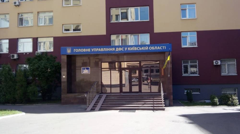 Взятка следователю ГФС в Киевской области: подозреваемым продлили обязанности