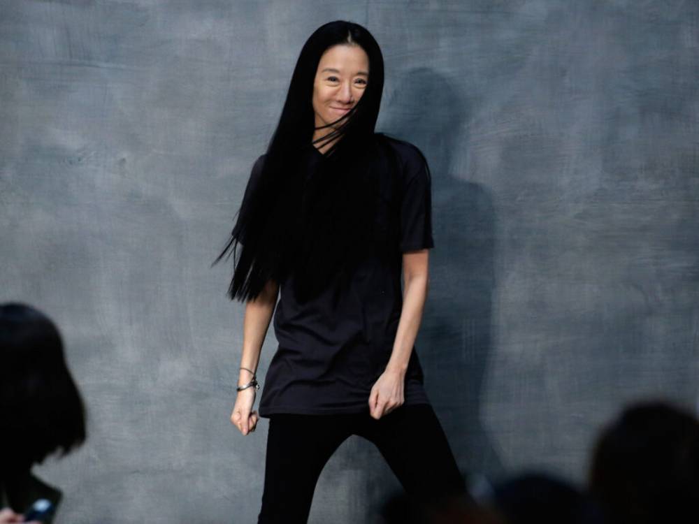71-летняя дизайнер Вера Вонг показала стройную фигуру в черном купальнике