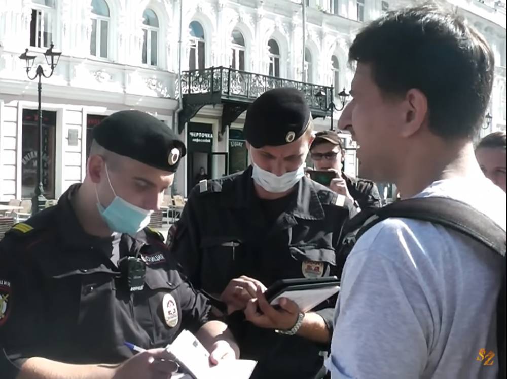 Нижегородцев задержали за передачу плаката во время одиночного пикета