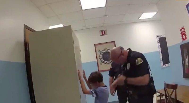 На вирусном видео полицейские арестовали 8-летнего мальчика с особыми потребностями