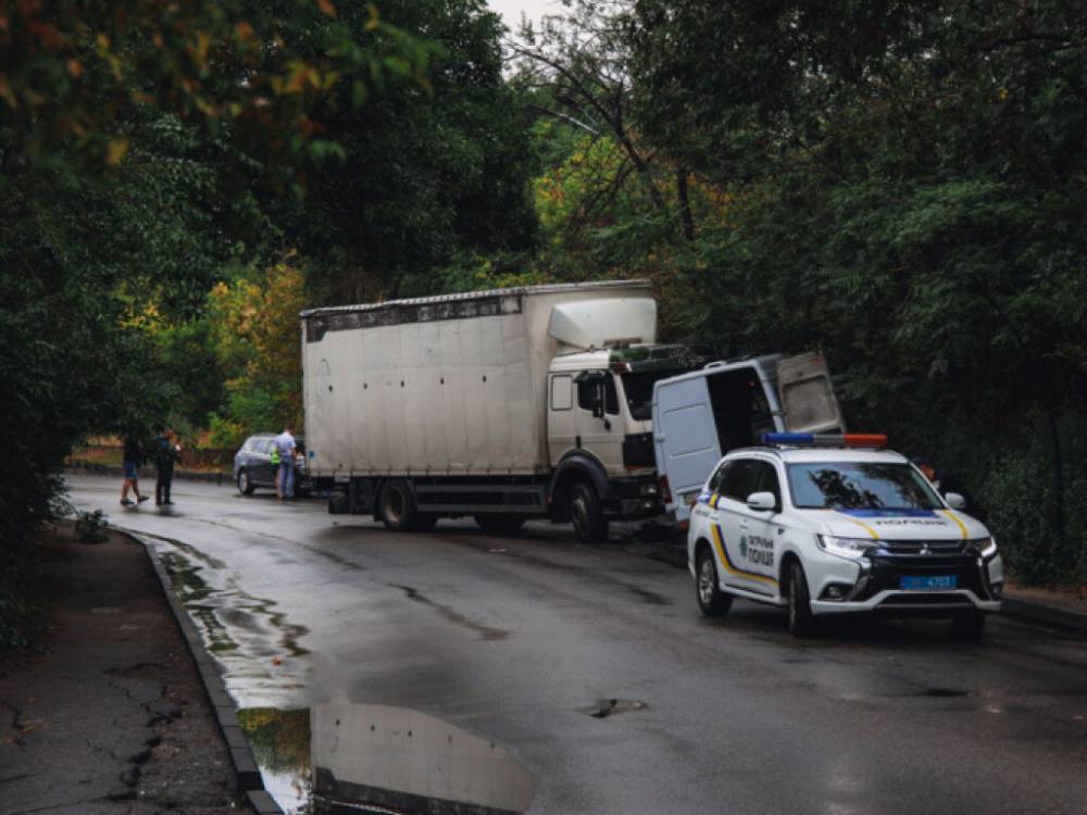 В Днепре столкнулись грузовик и маршрутка: 10 пострадавших