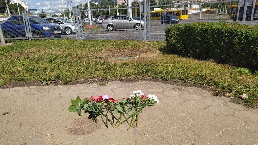 ОМОН начал разгонять людей, которые носят цветы к стихийному мемориалу в Минске