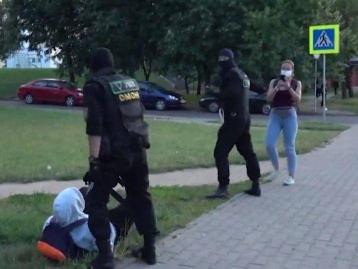 СМИ: в Минске ОМОН повалил на землю парня. Он говорит, что ему 15 лет