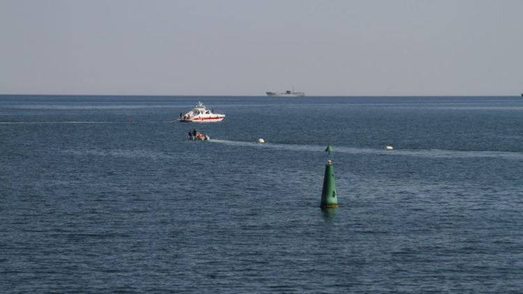 Из бухты Севастополя вывезли и взорвали снаряды времен войны: видео