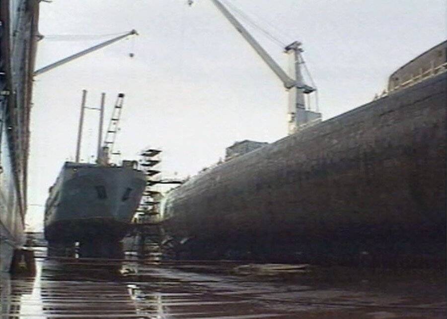 Вице-адмирал назвал невозможным за 4–5 часов спасти экипаж "Курска"