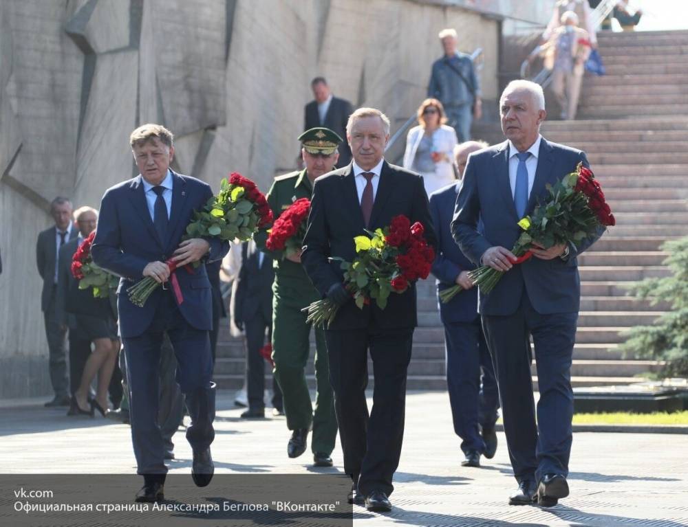 Губернатор Петербурга почтил память моряков, погибших на подлодке "Курск"