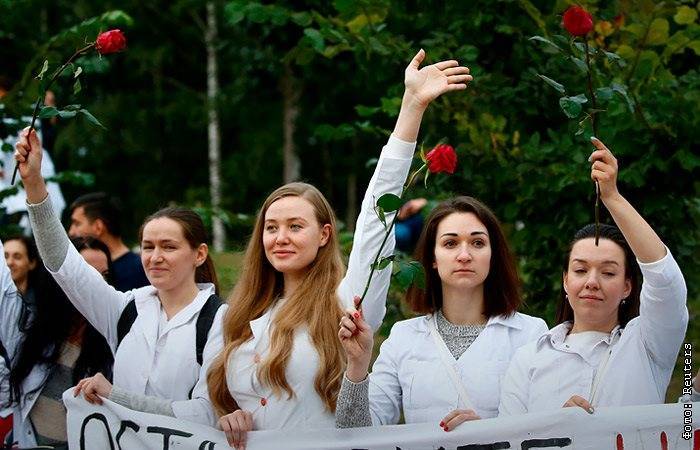 В Минске более 130 медиков вышли на акцию протеста против насилия
