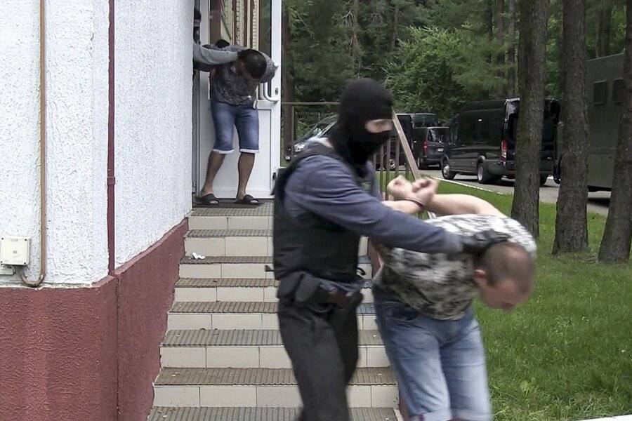 Дипломаты посетят задержанных в Белоруссии граждан России