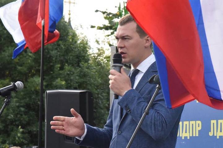 Дегтярев пожаловался на белорусские флаги митингующих в Хабаровске